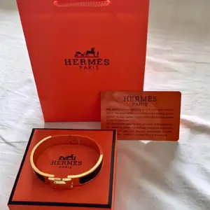 Hej säljer min Hermes armband använd den typ i en månad äkta ! Nypris 8000 mitt pris 1500