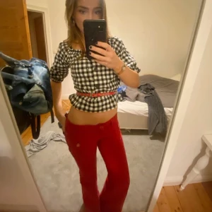 Röda lågmidjade jeans - Innebenslängd 85 cm, midjemått ca 80, (svårt att mäta exakt) Säljer mina supersnygga röda trendiga jeans!!! Nästan inga defekter. Pris kan duskuteras