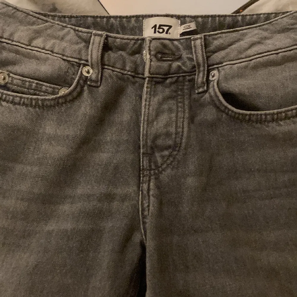 Säljer dessa fina jeans som är i nyskick men tyvärr så har dom  blivit för små för mig kan sänka priset ganska lågt eftersom ja bara vill bli av med dom💞. Jeans & Byxor.