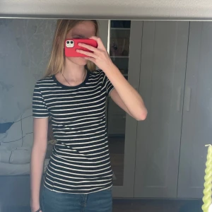 Randig tröja  - Jättefin randig t-shirt som jag säljer då den inte kommer till andvändning men den är i bra skick ☺️
