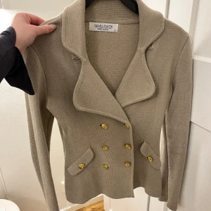 Elegant och fin cardigan - Dubbelknäppt mycket elegant cardigan som nu säljs, perfekt nu till våren. Säljer för 200+frakt snabb affär❤️
