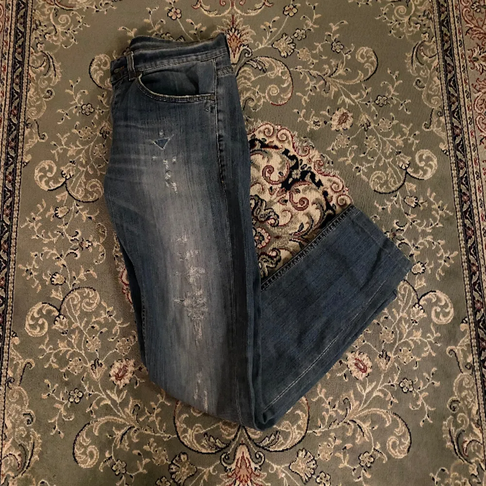 Tja säljer dessa as feta jeans från Dondup. Slimfit, storlek 33. Nästintill nyskick, väl använt utan några defekter. Hör av dig vid frågor eller funderingar!💙. Jeans & Byxor.