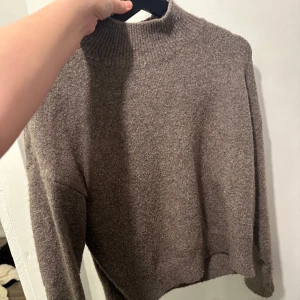 stickad tröja  - super fin stickad tröja från hm. det är ett hål vid kragen men det är inget som syns när man har på sig den, kan skicka tydligare bilder vid efterfrågan💘