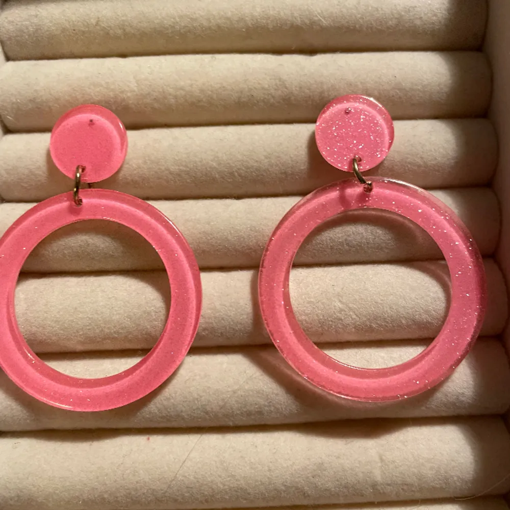 Dem här rosa örhängena har inte använts så mycket så nu är det dags att sälja till en ny ägare . Accessoarer.