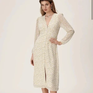 Adoore Paris dress - Säljer min aldrig använda Adoore Paris dress i white lemon då jag tycker att den inte sitter så bra på mig. Köpt för 1495. 