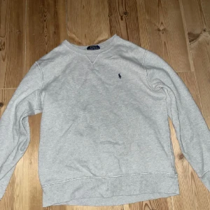 Ralph lauren swetshirt  - En riktigt snygg raffe swetshirt i fint skick o har mer att ge! Storlek 14-16 passar xs och s