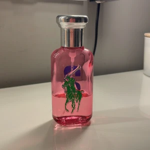 Ralph lauren parfym  - Säljer min Ralph lauren parfym då jag tröttnat på den, vill helst bli av med så pris kan diskuteras💕