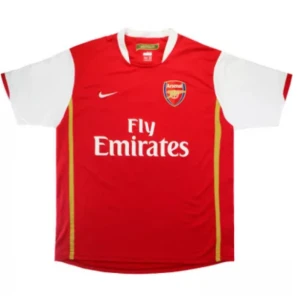 Arsenal tröja  - Säljer min arsenal tröja då jag fick den på en mystery box. Den har aldrig används och är inget stort fan av arsenal 
