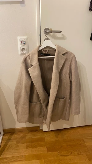 Zara jacka - Skit snygg jacka i kavaj stil från zara. Storlek L men jag som är S tycker den sitter fint på mig. 