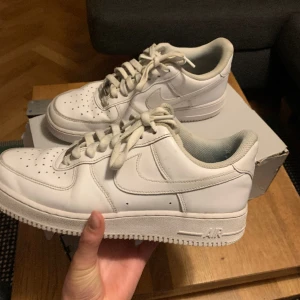Nike air force 1 - Säljer ett par feta nike air force 1, använt skick köpt är köpt, priset är diskutebart. Köpta på JD SPORTS för ungefär ett halvårsen använda mycket, kvitto finns. Stora i storleken hade cirka 42 när de passade, säljer för att de är för små.