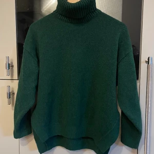 H&M tröja, xs - Stickad tröja i använt skick. Tröjan är over size modell. Den har blivit lagad av skräddare i vänster ärm men det syns inte när man har tröjan på, se bild två. Lite lätta noppor i tyget, se bild tre, men den har inte förlorat sin färg