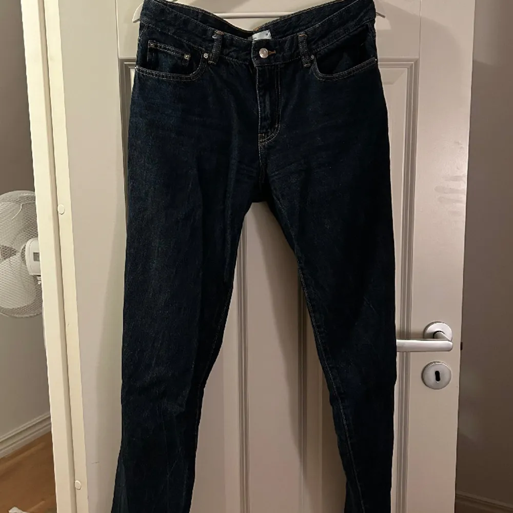 Mörkblåa jeans köpta från Gina Tricot, var lite förkorta enligt mig som är 173 så därför har jag sprättat upp kanten längst ner! Köpte för 499kr. Jeans & Byxor.