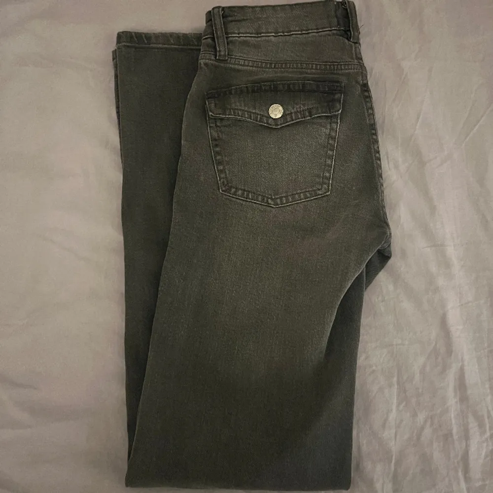 Skitsnygga 90s boot jeans från lager 157 med detaljer på fickorna! Använda endast en gång därav pris då dem är i nyskick🤗strl s full length. Jeans & Byxor.