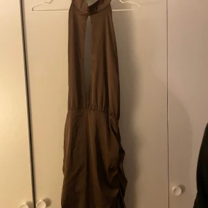 Fest Klänning - Festklänning oansvänd från Biancas kollektion från nelly 