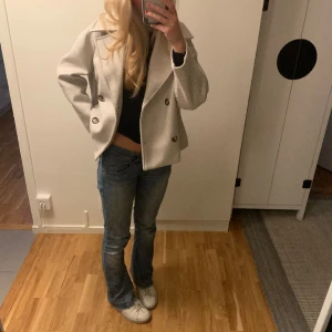 Beige kappa - Perfekt vårkappa från Zalando Ljust beige/vit beige Bara använd lite i höstas Str S passar från xs-m  Lite nopprig på ena insidan av armen, men märks inte när man går osv 