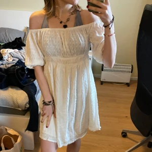 Vit sommarklänning - Off shoulder med resår, något stor för mig tyvärr🫶