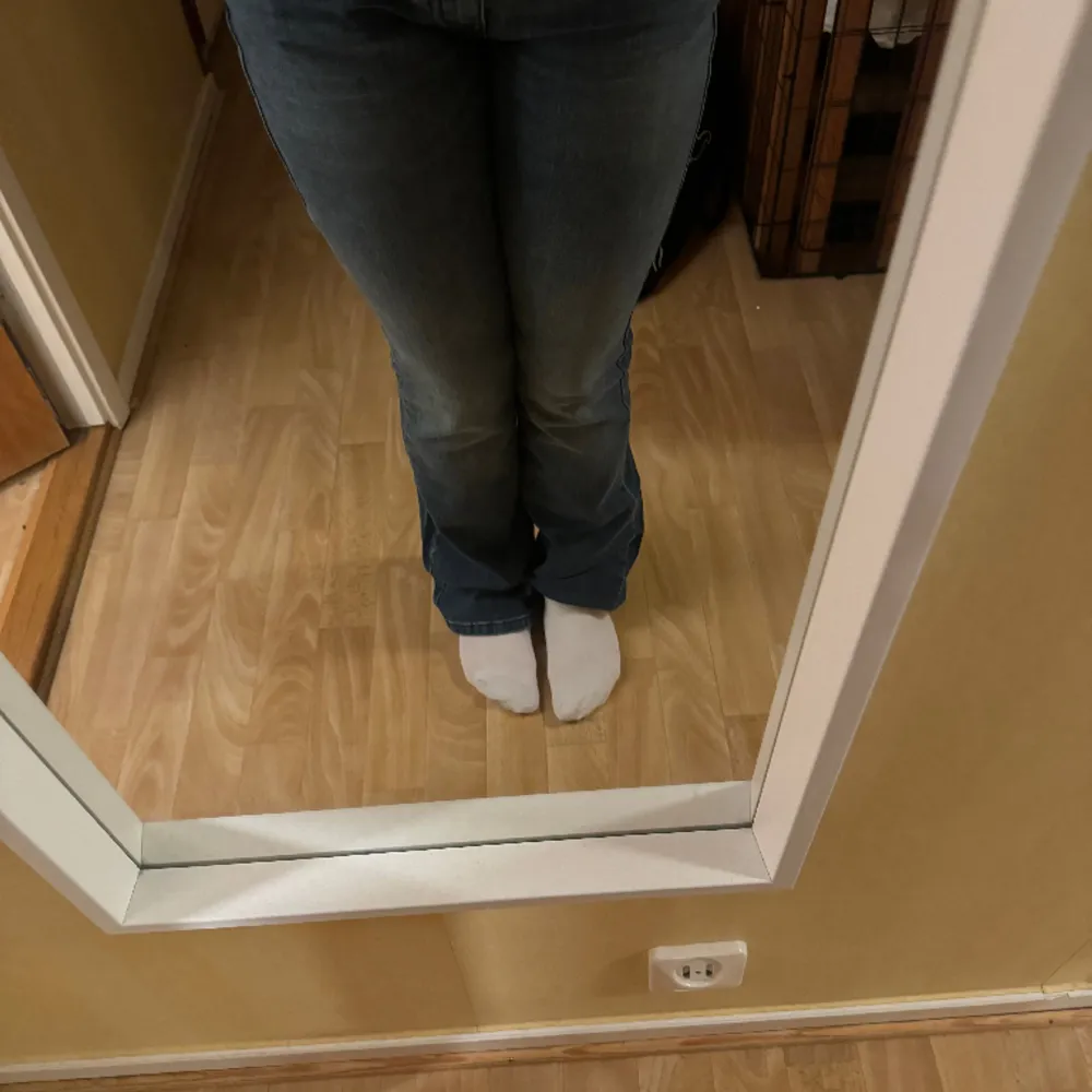 Diesel boot cut jeans beställde för att prova men dom var för liten storlek och sen glömde jag skicka tillbaka jag beställde två storlekar så jag har dom i storlek 29 och 28. Jeans & Byxor.