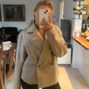 Beige jacka  - Superfin beige kappa/jacka som passar perfekt till våren!! 