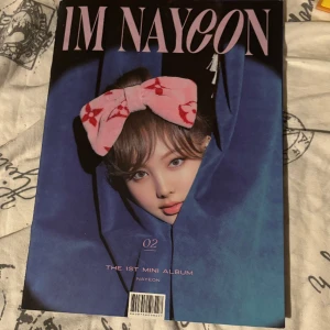 I’m nayeon 1st mini album! - Omslaget och boken har tyvärr lossnat från varandra, kanske går att fixa? Kommer med posters som båda har hängts upp å har hål i kanterna, kommer med Photo Cards och lite andra grejer i kuvertet <3