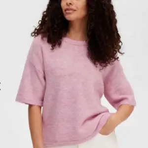 Jätte fin rosa stickad T-shirt från selected femme. Lite ”luddig” men ingenting man tänker på. Funderar på att sälja så lägg prisförslag!💖 helt slutsåld!