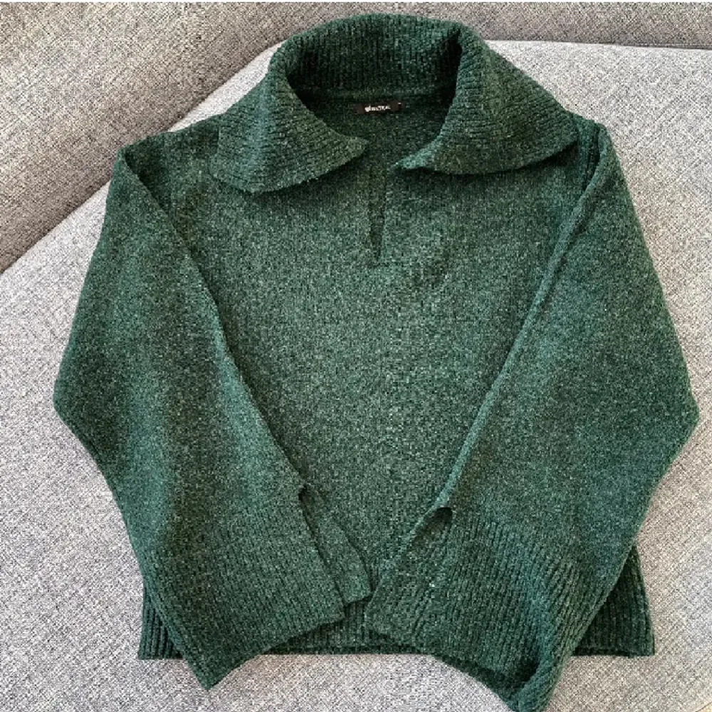 Grön stickad tröja från Gina Tricot. Köpt för 400:- använd en gång säljes pga för stor för mig. Snygg krage, långa vida ärmar med slits. Skick 10/10.. Stickat.