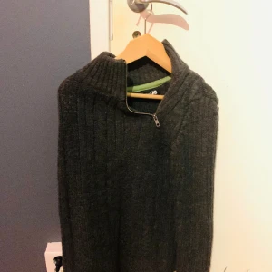 Halfzip tröja  - Säljer riktigt fet sne halfzip tröja då den inte passar, knappt använd, pris kan diskuteras vid snabb affär, storlek S. 🤝