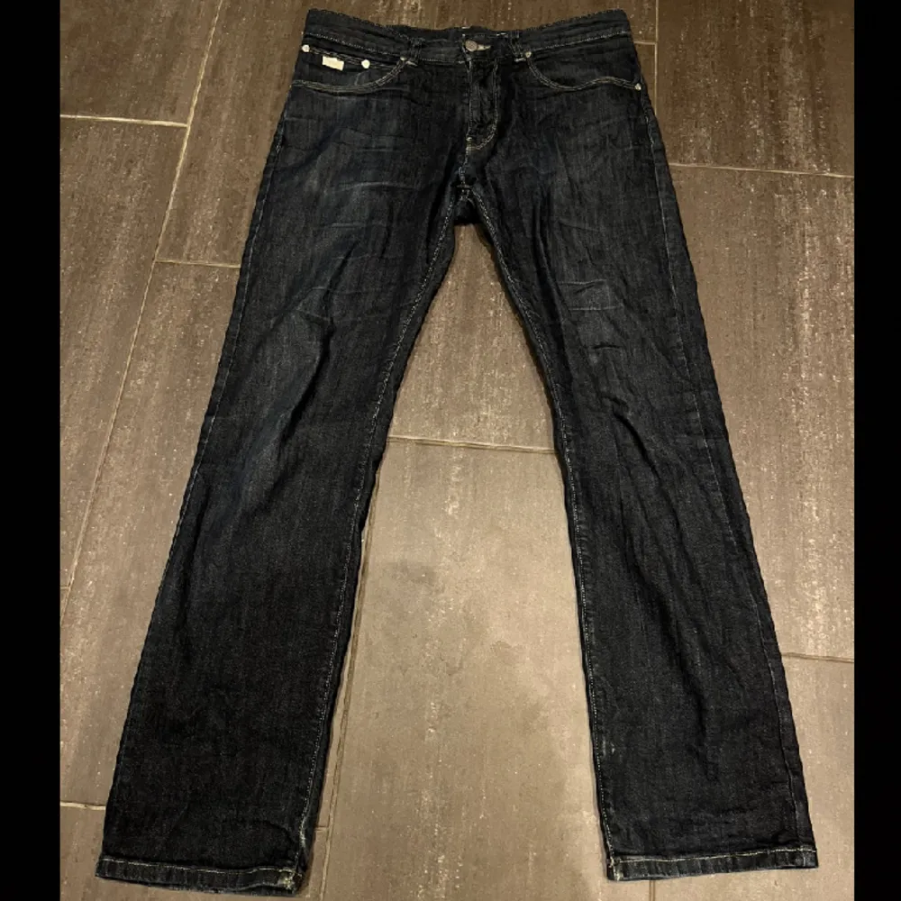 Hugo boss jeans i bra skick 7/10. Har storlek 33/32 men passar 31/32. Byxorna är straight fit men är typ en blandning mellan regular och straight. Säljer pga av att dem inte används så ofta. Skriv gärna om du har frågor. Jeans & Byxor.