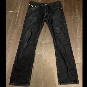 Hugo boss jeans i bra skick 7/10. Har storlek 33/32 men passar 31/32. Byxorna är straight fit men är typ en blandning mellan regular och straight. Säljer pga av att dem inte används så ofta. Skriv gärna om du har frågor