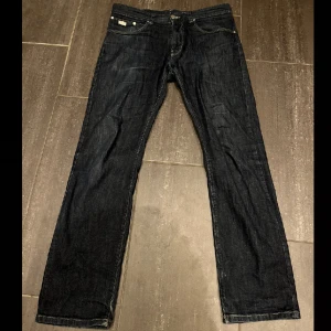 Hugo boss jeans - Hugo boss jeans i bra skick 7/10. Har storlek 33/32 men passar 31/32. Byxorna är straight fit men är typ en blandning mellan regular och straight. Säljer pga av att dem inte används så ofta. Skriv gärna om du har frågor