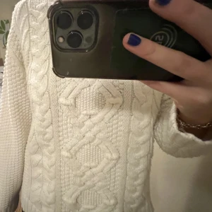 Stickad tröja  - Fin vit tjock stickad tröja med mönster på!🥰