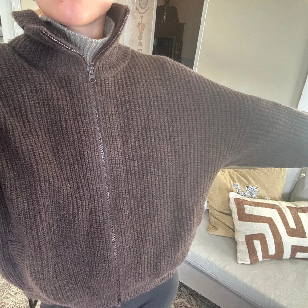 En jätte varm och tjockt stickad cashmere tröja från Lisa Yang. Jätte fin brun färg! Storlek 1.   Använt väldigt sällan så i nyskick! Inte nopprig över huvudtaget. Nypriset ligger på 6500kr.. Tröjor & Koftor.