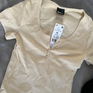 Beige tshirt storlek xs  - Skriv dm för frågor eller fler bilder 