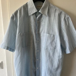 Sutherland Collection Skjorta - Fin blå skjorta, perfekt till de varma sommardagarna.
