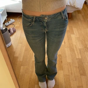 Ljusblå bootcut  jeans  - Ljusblå jeans i Strl  34 frn mango. Obs Lappen sitter löst