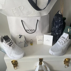 Nike airmax 270 tripple white - I princip helt nya har bara stått stilla. Byter och säljer. pm om ni har några frågor. Pris kan diskuteras.