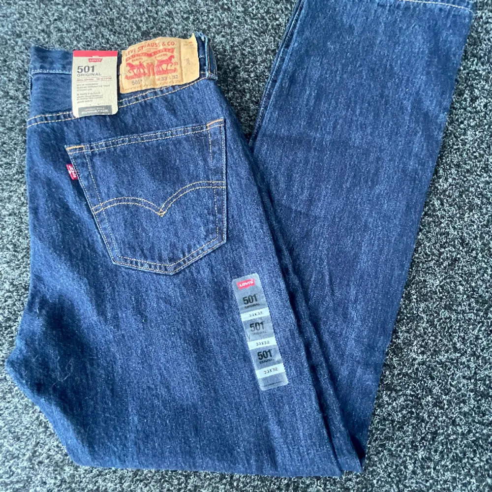 Helt nya Levis 501 original jeans,Aldig använda ny pris ca 1399kr, mitt pris 599kr. Strl 33/32. Jeans & Byxor.