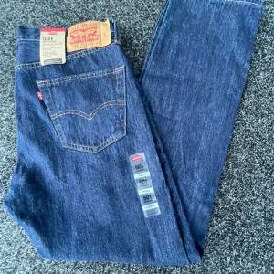 Helt nya Levis 501 original jeans,Aldig använda ny pris ca 1399kr, mitt pris 599kr. Strl 33/32
