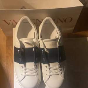 Valentino skor i storlek 43 i nyskick. Skorna är 1:1 reps. Priset kan diskuteras vid snabb affär