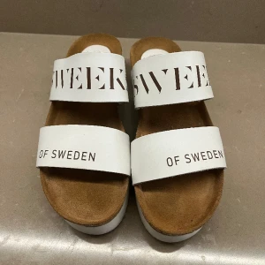 Sandaler märket Sweeks strl 36 - Platåsandaler Sweeks Hedda vita. Strl 36. Sparsamt använda. Nypris 900 kr 