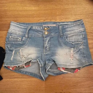 Jeansshorts lowrise - Säljer dessa ursnygga jeansshorts som är köpta här på plick💗 storlek S