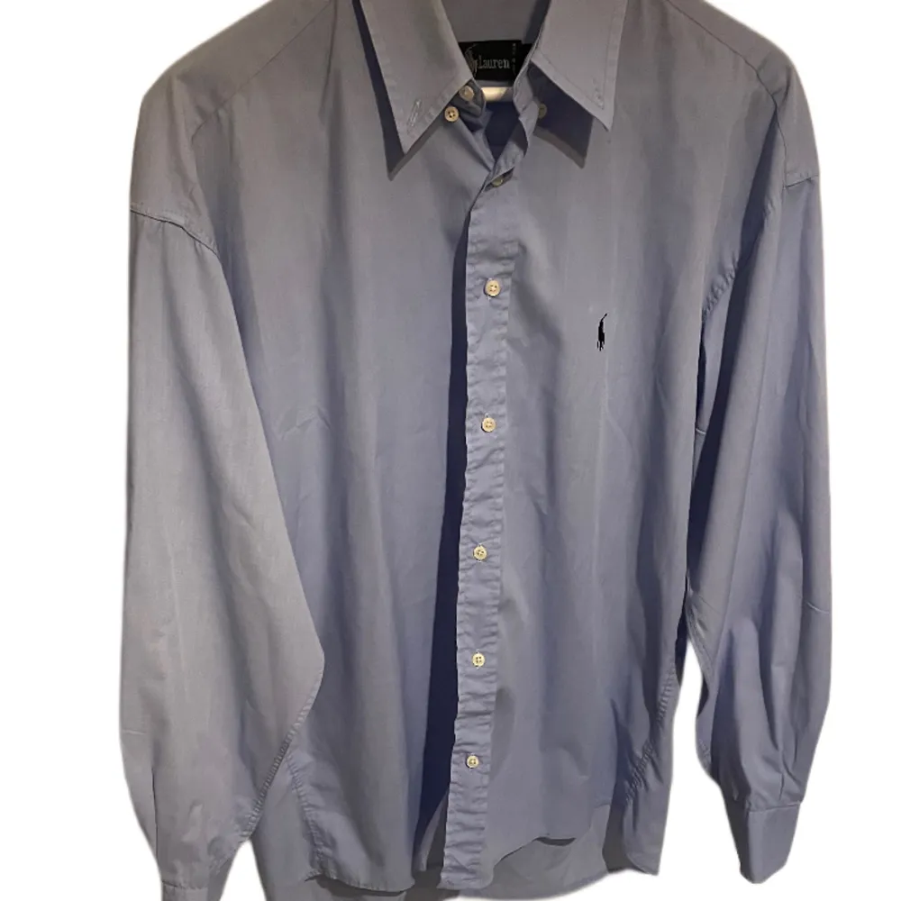 Fet skjorta i 7/10 skick därför priset  Passar bra för sommaren 180-190. Skjortor.