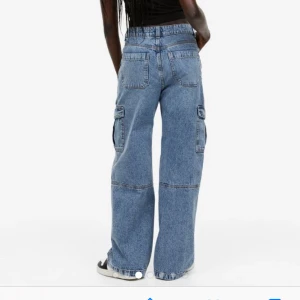 baggy jeans - fina cargo jeans i nyskick! de är midwaist men sitter väldigt lowwaist tycker jag🐾 