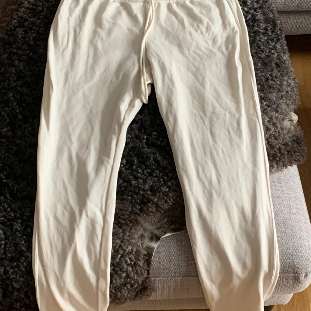 Ett par högmidjade mjukis byxor. Aldrig använda, inga fläckar, bra skick. Färgen är en blandning mellan vit och beige . Jeans & Byxor.