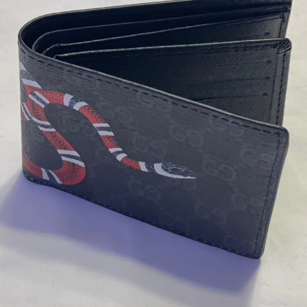 Helt ny Gucci plånbok (replika)  Pris 300kr. Accessoarer.