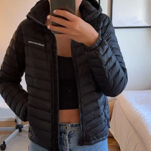 Peak performance jacka  - En fin peak performance jacka i storlek xs som inte kommer till användning ”lånad bild ”