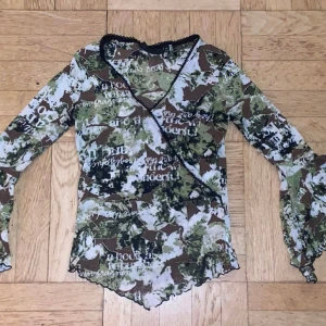 Topp med vida ärmar  - Superfin tröja från Kappahl (köpt på tidigt 2000-tal). Väldigt unik tröja med v-ringning och stora vida ärmar.   Storlek XS men passar upp till M pga väldigt stretchig   Köparen står för frakt 