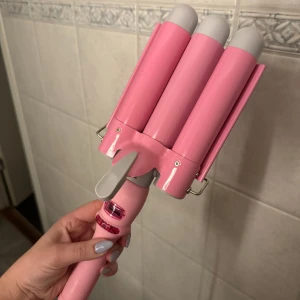 Mermade hair waver - Mermade hair waver 32mm, inköpt på Plick för Halloween. Funkar bra men använder den inte. Säljer för 150kr 🌸