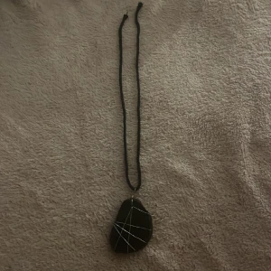 Halsband med kluster  - Jättefint halsband med kristallkluster i plast 