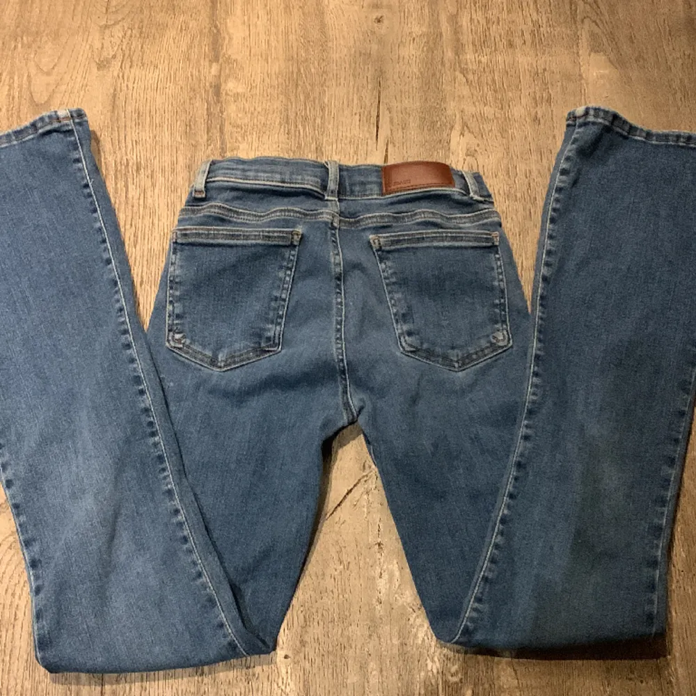 Fina low waist bootcut jeans! Jätte fin mörkblå färg😇säljer för att dom inte passar längre!!! Det är bara att fråga om du undrar något😇. Jeans & Byxor.