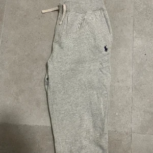 Ralph lauren byxor - Nu säljer jag mina nästan oanvända ralph lauran mjukis byxor! 🔥färgen är grå, Dom har inte kommit till använda många gånger, näst intill oanvända! Skriv vid intresse!🤝💯